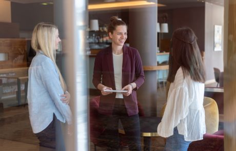 Julia Forsthuber als Mediatorin zwischen zwei Parteien